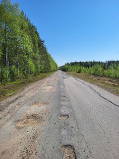 Ohuesti pinnoitettu maantie.