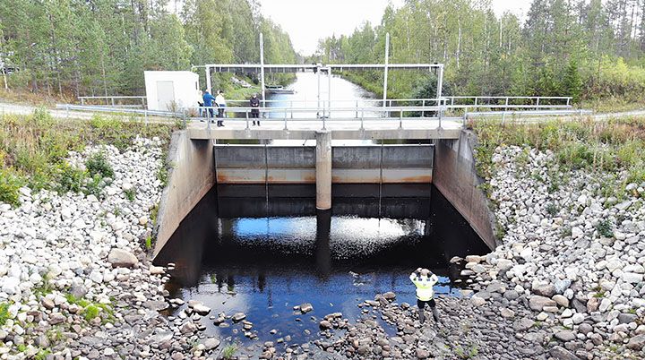 Oijärven säännöstelypato, padon takana vettä, padon etupuolella kuiva kivikko.