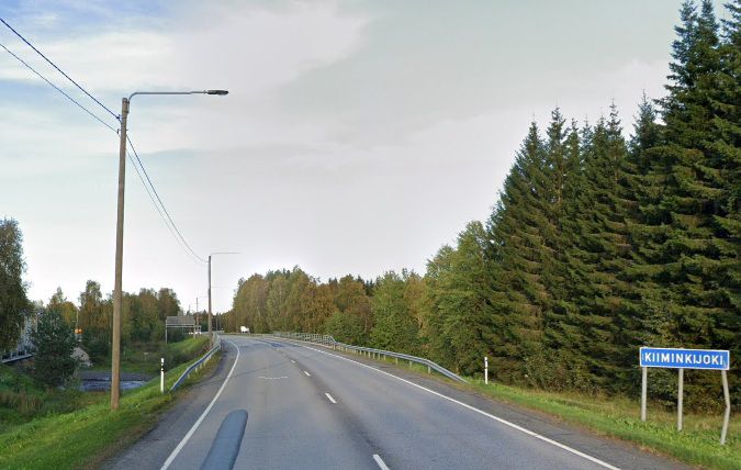 Valtatie, jonka reunassa maantievalaisimia.