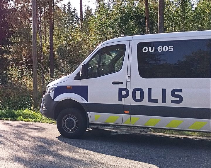 Poliisi parkissa.