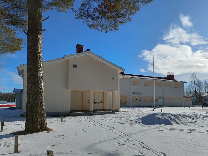Honkapirtti ulkopuolelta kuvattuna talvella.