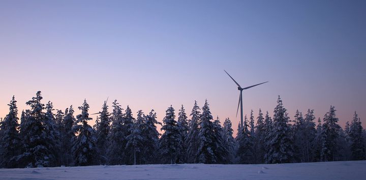 Tuulivoimala kuvattuna talvisessa illalla