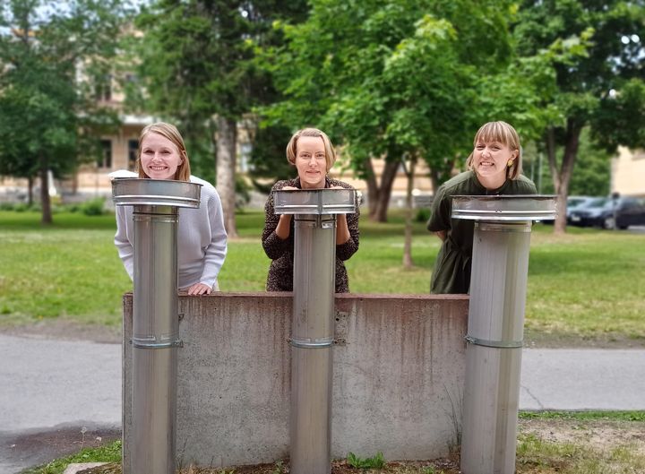 Sitran Tulevaisuusvalta-kokeiluhankkeen Horinsontin maalaajat -ydintiimi vasemmalta oikealle Anna Peltosaari, Sonja Lehtomäki ja Saara Karkulahti.