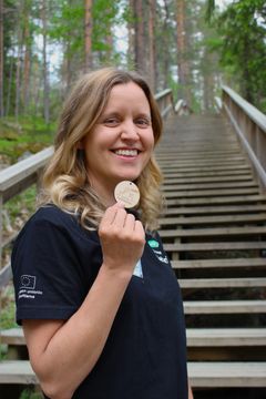 Kuvassa Ylä-Savon Veturilta Eveliina Markkanen näyttää minkälaisen mitalin nousijat saivat.