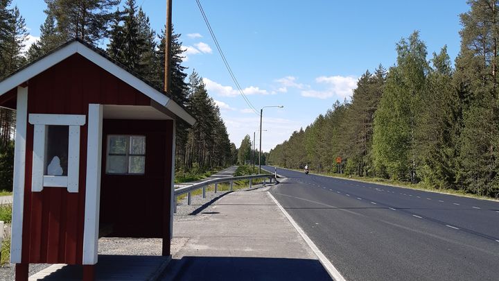 Bussipysäkki kesäisellä maantiellä.