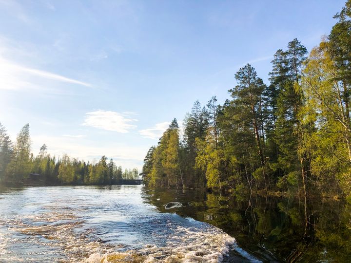 Joki keväällä.