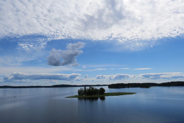Saari keskellä järveä kesäisessä kuvituskuvassa.