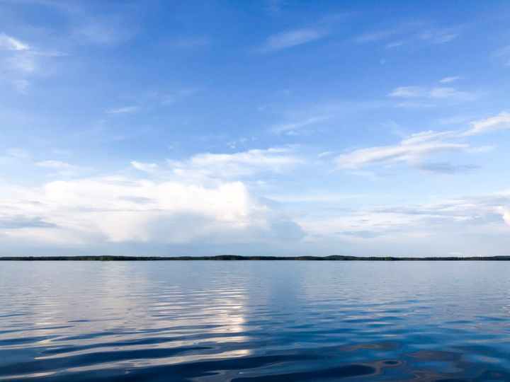 Tyyni vedenpinta järvellä.