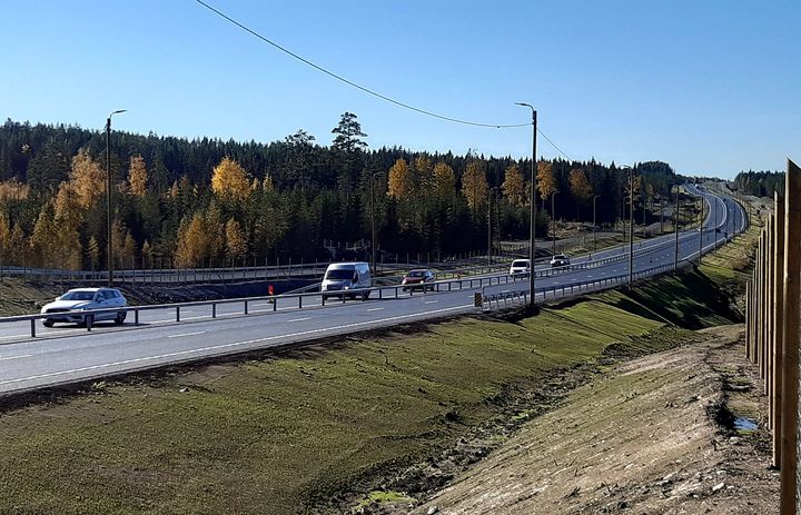 Keskikaiteellinen moottoritien kuvituskuva.