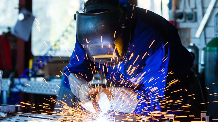 Hitsaaja työssään.