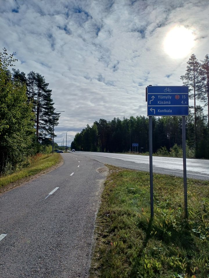 Tienliittymä kesällä puolipilvisellä kellillä.