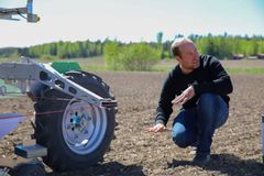 Juha Jarttu tarkastaa peltorobotin kylvön jälkeä