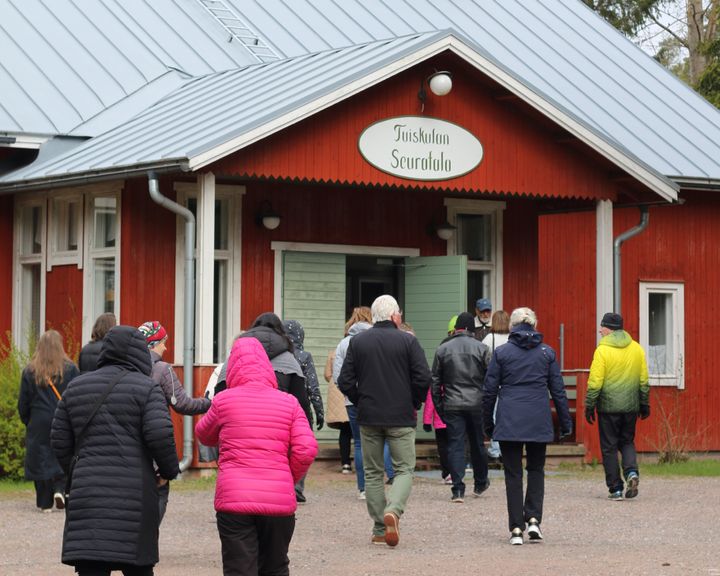 Tuiskulan Seurataloon hankittiin Leader-rahan avulla uudet energiatehokkaat kylmälaitteet. Leader Pohjois-Satakunta retkeili toukokuussa Etelä-Satakunnan Leader-kohteissa. Retkiseurue tutustui Tuiskulan kulttuurikeskukseen ja sen osana Seurataloon.