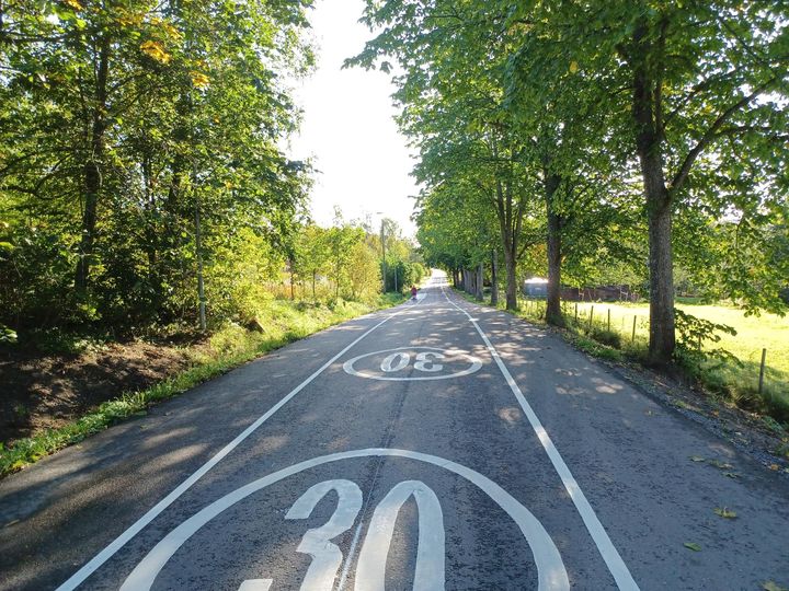 På Billnäs byväg kör motorfordonen på mittfältet och fotgängaren använder någondera vägrenen och cyklisten den högra vägrenen.