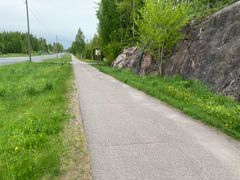 Mt 140:n jalankulku- ja pyöräilyväylä.