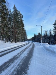 Kuva talvisesta tiestä.