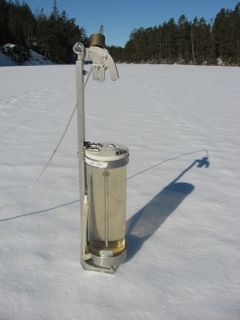 Vattenprovtagare på is.