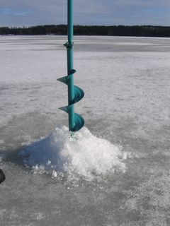 Kuvassa kairataan avantoa.