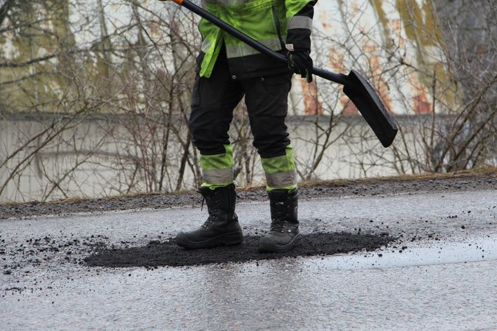 Päällystetyn tien paikkausta.