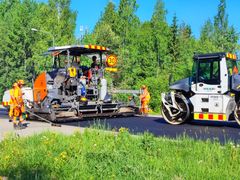 Alt text: Vägunderhållsarbetare utför beläggningsarbeten på Rv 10 i Hyvinge.