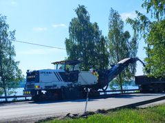 Vägbyggnadsmaskin arbetar på riksväg 10 under sommaren 2024.