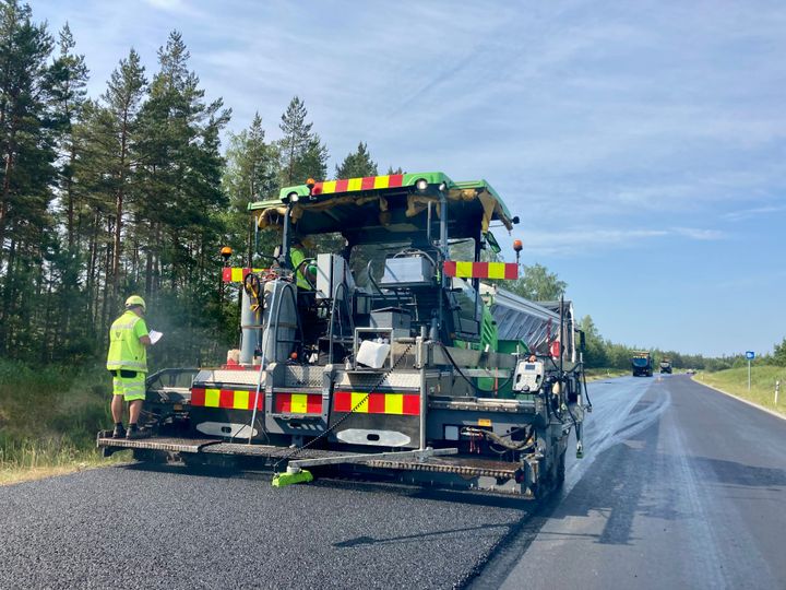 Beläggningssarbetet i riksväg 25 i Lappvik, Hangö.