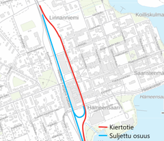 Karta som visar en avstängd vägsträcka i blått och en omdirigerad rutt i rött via Kaivokatu i norrgående riktning.