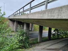 Betonisilta tien päällä, kuvattu alhaalta.