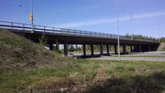 Betonisilta, jonka alla kulkee tie.