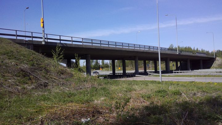 Betonisilta, jonka alla kulkee tie.