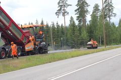 Työntekijät päällystävät jalankulku- ja pyörätietä asvaltilla Loviisassa.