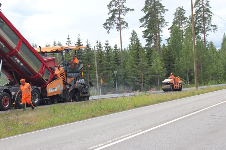 Työntekijät päällystävät jalankulku- ja pyörätietä asvaltilla Loviisassa.