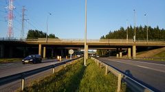 Moottoritiesilta, jonka ali kulkee useita kaistoja. Ympärillä on puita ja sähkölinjoja.