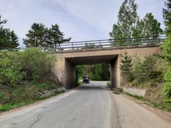 Kuvassa on sillan alta kulkeva maantie.