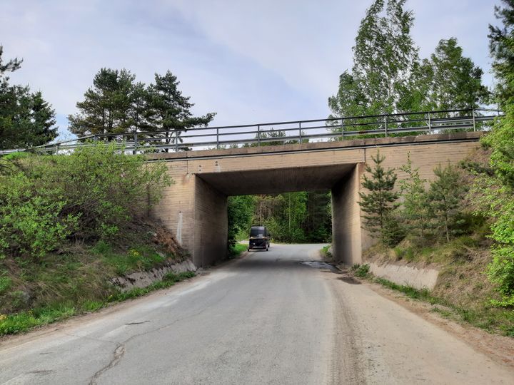 Kuvassa%20on%20sillan%20alta%20kulkeva%20maantie.