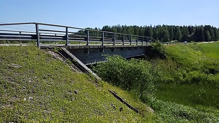 Keihäsjoen silta kesäpäivänä, ympärillä vihreää maisemaa.