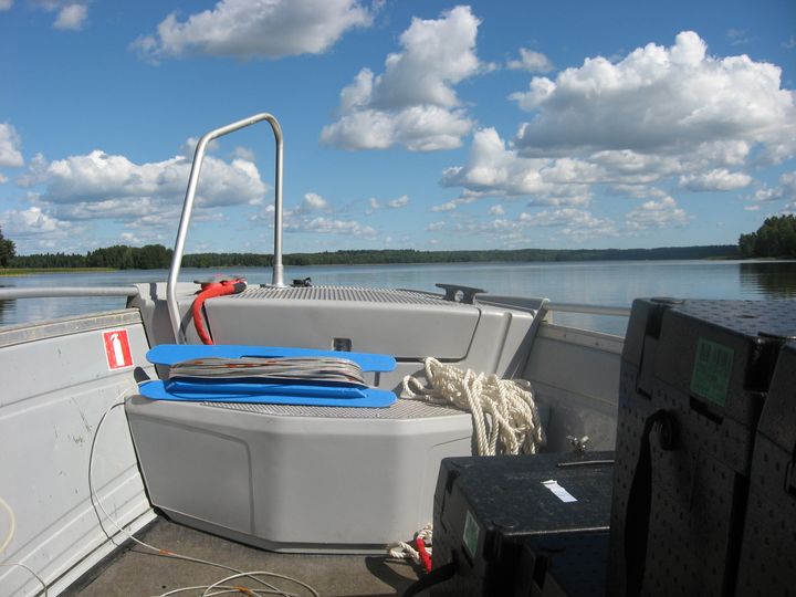 Vene järvellä, varusteita valmiina näytteenottoon.