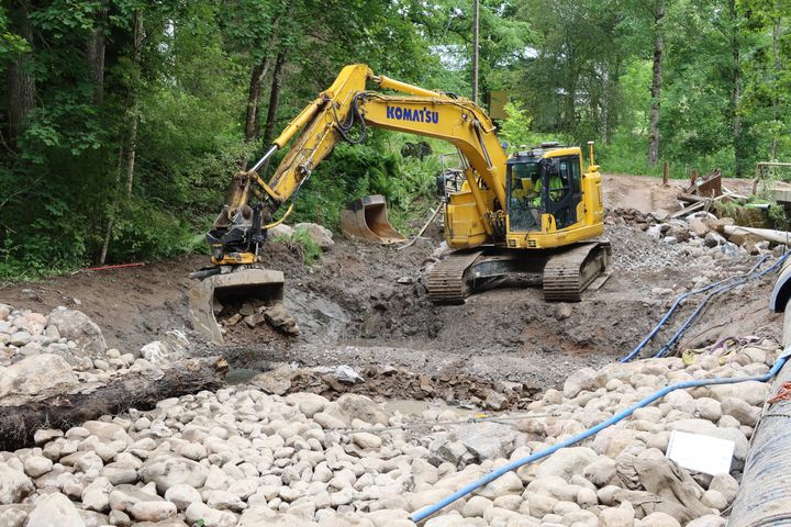 Kuvassa on työmaakone.