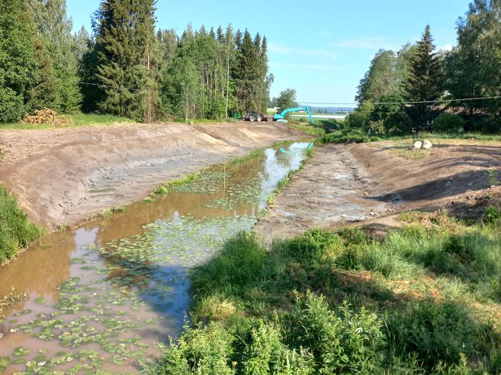 Kaivinkone työssä Peniönjoen uomalla.