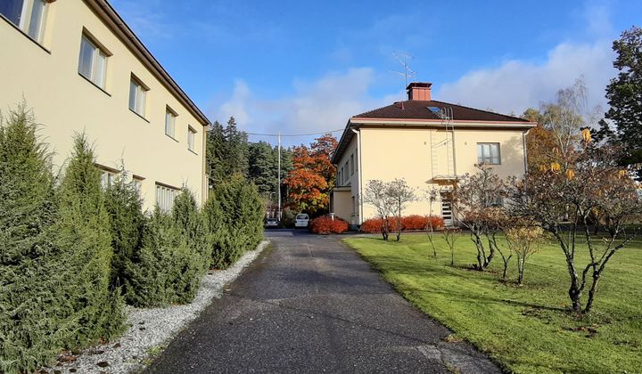 Piikkiön puutarhantutkimuskeskuksen päärakennus ja ruokala.
