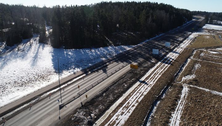 Ilmakuva Kirjalansalmen sillan liikennejärjestelyistä Kaarinan puolella.