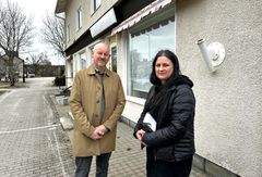 Heini Mikkola presenterade det kommande verksamhetscentret för Egentliga Finlands byaombudsman Tauno Linkoranta fredagen den 19 april.