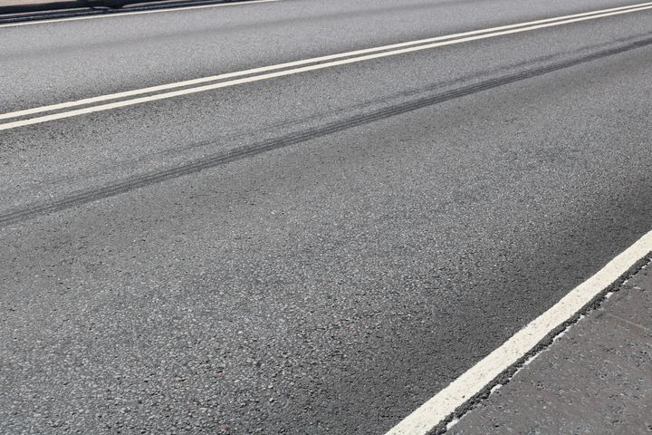 Tiemerkintöjä maantiellä.