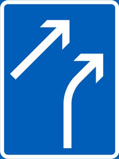 Sininen liikennemerkki, jossa kaksi nuolta.