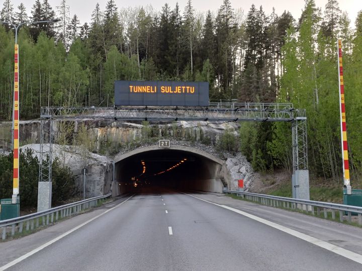 Tunneli, jonka yläpuolella kyltissä lukee tunneli suljettu.