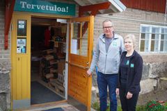 Jari ja Marja Seikola KasiTorin ovella.