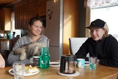 Iida ja Matilda Heino kahvipöydässä.