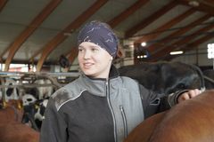 Iida Heino navetassa lehmien kanssa.