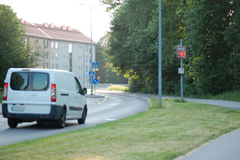 Auto ajamassa nopeusnäyttökyltin kohdalla.