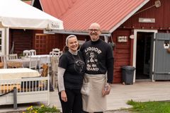 Yrittäjät kahvilansa edessä.